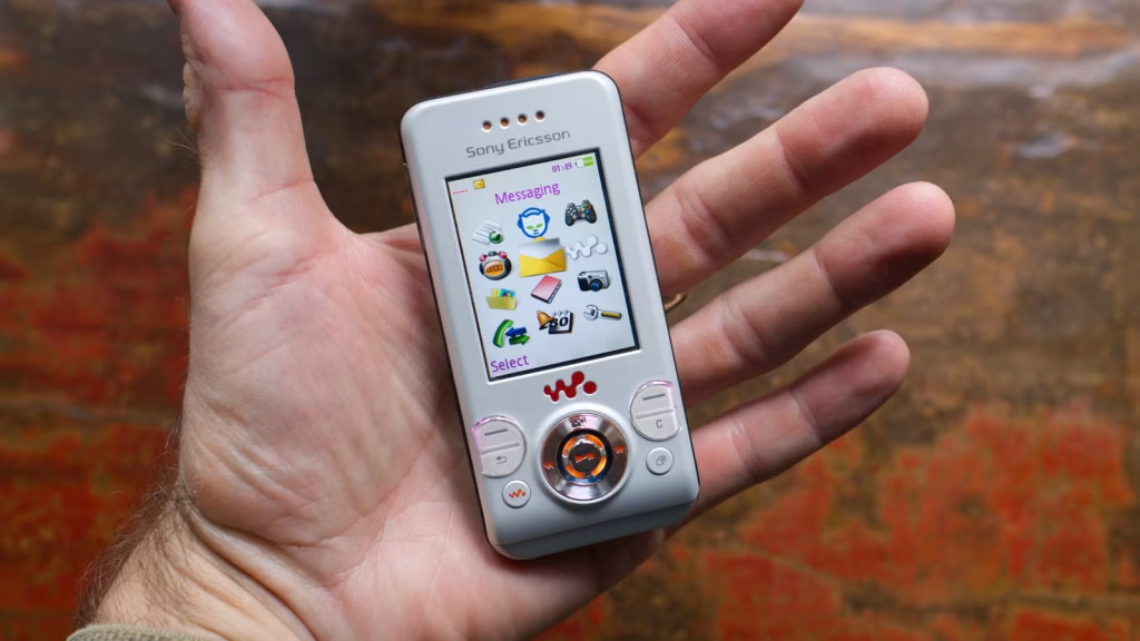 Dumphone users are obsessed with their “EDC”—here’s what that means