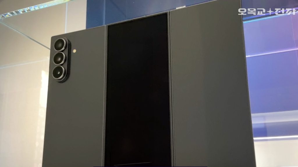 Galaxy Z TriFold finally seen up close, and it’s a real showstopper Samsung Galaxy Z TriFold